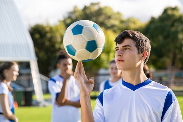 guy girando pelota de fútbol en el dedo - soccer ball youth soccer event soccer fotografías e imágenes de stock