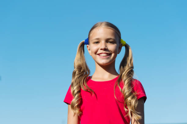 Beauty is whatever gives joy. Happy child smile on sunny blue sky. Beauty look of small girl. Beauty salon. Summer skincare. Sunscreen and sunburn cream. Beauty products. Cause youre beautiful. la belleza es lo que da alegría. feliz niño sonríe en el cielo azul soleado. aspecto de belleza de la niña pequeña. salón de belleza. cuidado de la piel de verano. protector solar y crema para quemaduras solares. productos de belleza. porque eres her