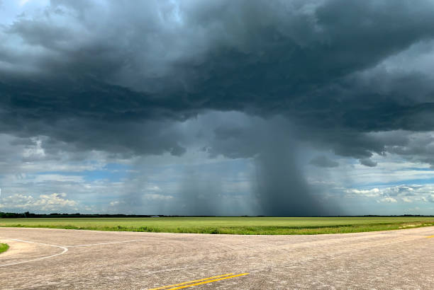 Prairie Whallop Rain Downburst of rain falling from this small isolated thundercloud Microburst stock pictures, royalty-free photos & images