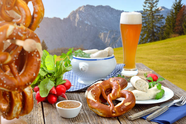 баварский пивной бранч - munich beer garden veal sausage upper bavaria стоковые фото и изображения