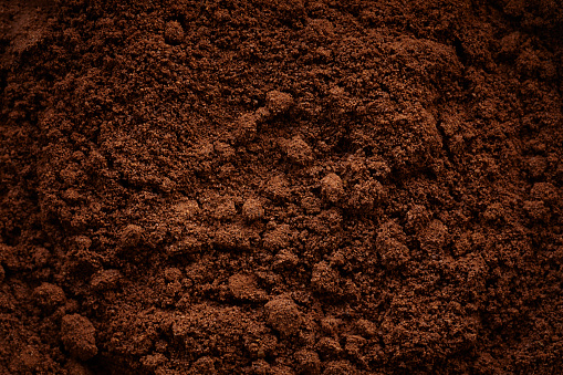 Primer plano de los granos de café molidos photo