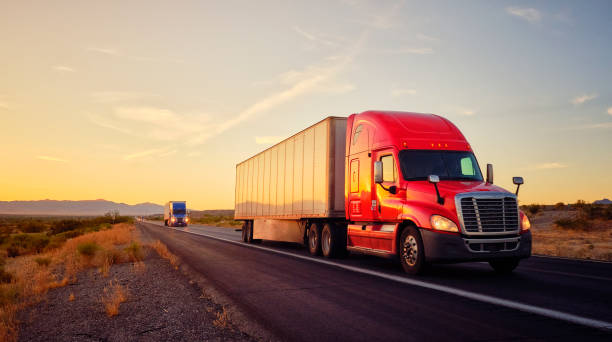 long haul semi truck sur une autoroute inter-états de l’ouest rural des états-unis - semi truck truck highway red photos et images de collection