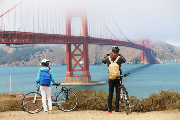 golden gate brücke - radfahren paar sightseeing - tourism san francisco bay area san francisco county san francisco bay stock-fotos und bilder