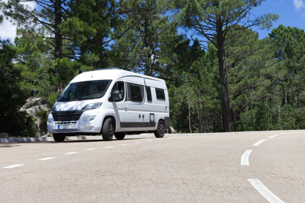 autocaravana en la carretera - mini van fotografías e imágenes de stock