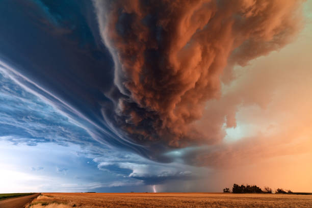 supercell-gewitter mit dramatischen gewitterwolken - stimmungsvolle umgebung stock-fotos und bilder