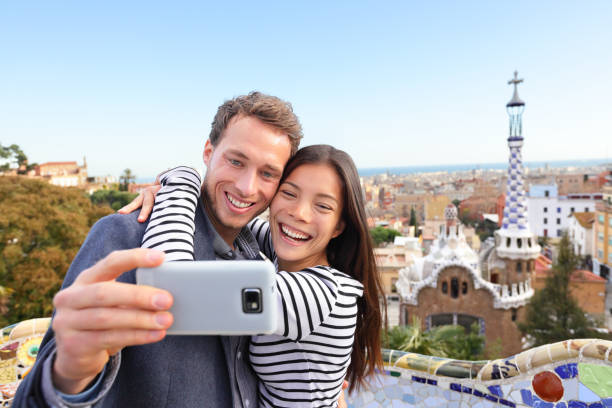 travel couple happy selfie, park guell, barcelona - tourists couple barcelona imagens e fotografias de stock