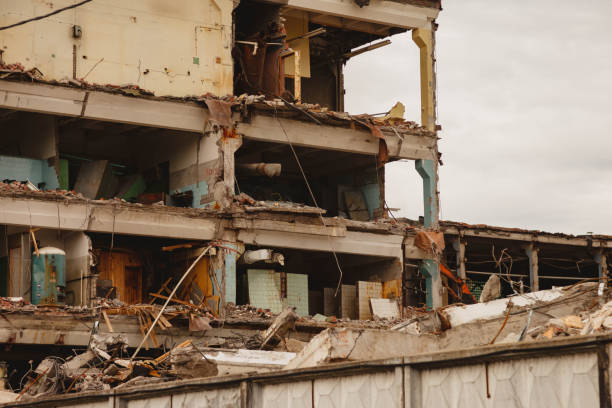 pozostałości zniszczonego budynku przemysłowego z komunikacją wewnętrzną - bombing city earthquake disaster zdjęcia i obrazy z banku zdjęć