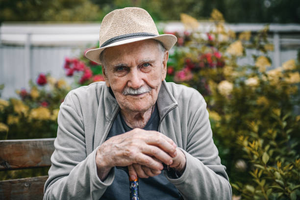 retrato de un joven de 87 años con bigote. feliz vejez activa. retrato de un hombre en otoño - 80 89 años fotografías e imágenes de stock