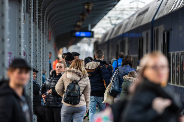 viajantes e passageiros esperando por um trem na plataforma de trem da estação ferroviária norte de bucareste (gara de nord bucareste) em bucareste, romênia, 2020 - cfr - fotografias e filmes do acervo