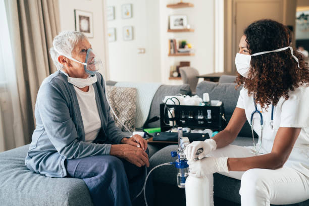 empanamento assistido para uma mulher idosa - medical oxygen equipment healthcare and medicine 70s mature adult - fotografias e filmes do acervo