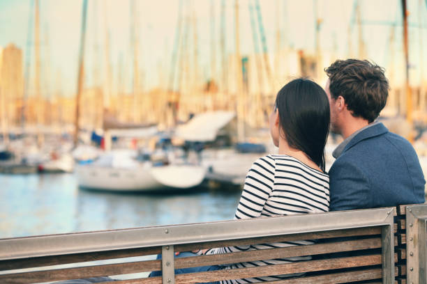 lovers couple dating on bench in harbour barcelona - tourists couple barcelona imagens e fotografias de stock