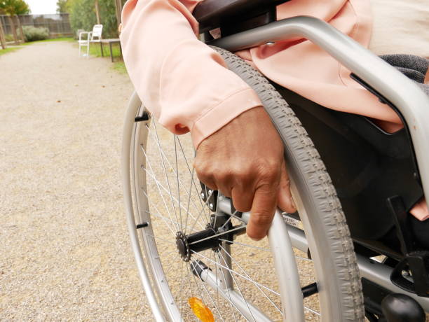 車椅子を押す黒人女性の手のクローズアップ - working people physical impairment wheelchair ストックフォトと画像