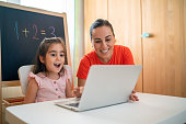 mutter-und-tochter-in-der-online-ausbildung.jpg?b=1&s=170x170&k=20&c=VHo6egbLbcyqrE0aCqlR9PmtypcmzVfCAfHivqxbets=