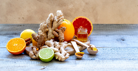 Composición con jengibre, miel, cúrcuma y naranjas como remedios naturales para el resfriado photo