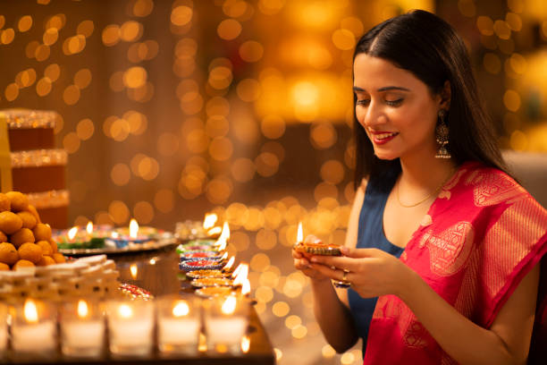 jeune femme diwali célébrer - photo stock - diya photos et images de collection