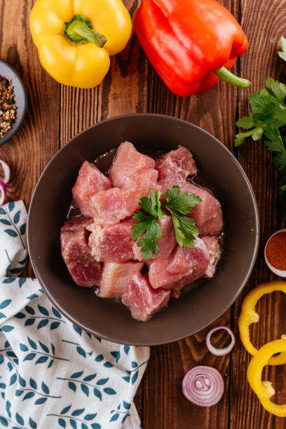 新鮮な生のポークケバブをボウルに野菜を漬け込んだ - appetizer bacon bowl cutting board ストックフォトと画像