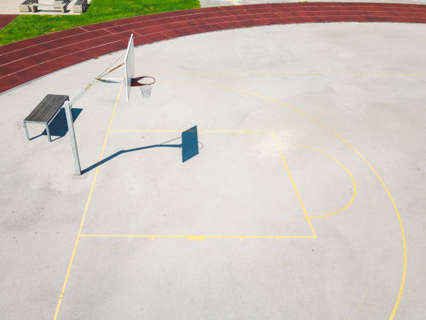 вид с воздуха на баскетбольную площадку на стадионе - school sport high up long jump стоковые фото и изображения