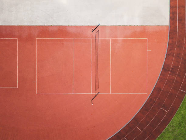 воздушный - теннисный корт на спортивном стадионе - school sport high up long jump стоковые фото и изображения