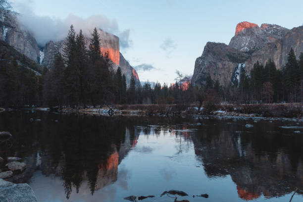 バレービュー、ヨセミテ国立公園の冬の夕日 - yosemite national park winter waterfall california ストックフォトと画像