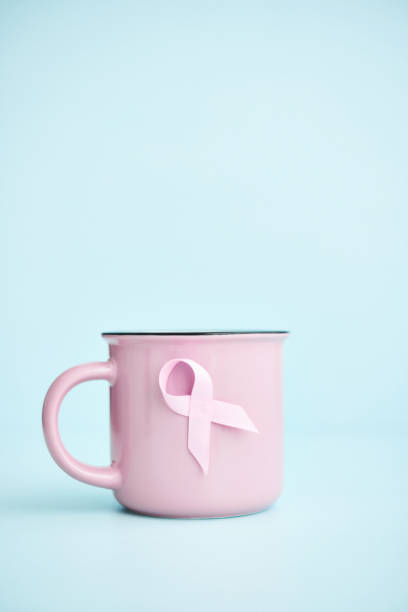 nastro rosa sulla tazza di caffè rosa per la consapevolezza del cancro al seno - 3502 foto e immagini stock