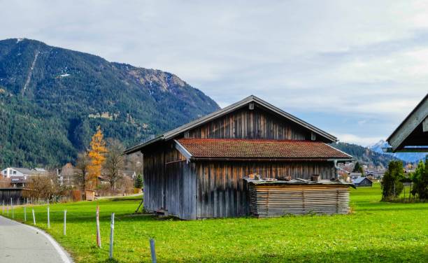 capanne di legno nelle alpi germania - wetterstein mountains summer hut european alps foto e immagini stock