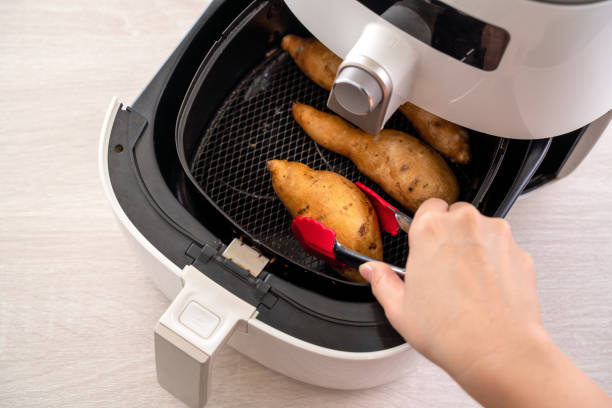 boniato asado cocinado por airfryer en casa. alimentos saludables para comer a dieta. - close up table brown dieting fotografías e imágenes de stock