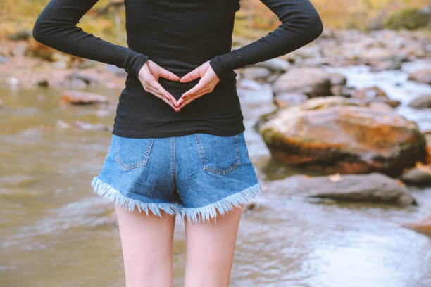 the back of the girl by the river, hoosic river in autumn - hoosic imagens e fotografias de stock