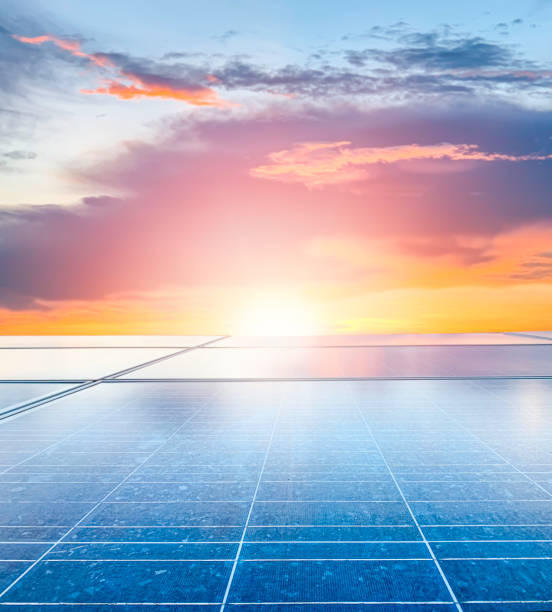 solaranlage (solarzelle) mit dem sonnenuntergang, heißes klima verursacht erhöhte stromerzeugung, alternative energie zur energieeinsparung, photovoltaik-modul-idee für saubere energieproduktion - solar panel solar power station sun solar energy stock-fotos und bilder