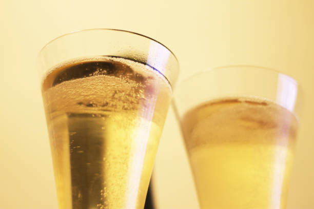 bottiglia di champagne e due bicchieri pieni di champagne prima di bere isolato il primo piano - romantics foto e immagini stock
