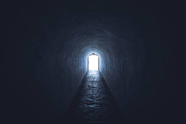 luce alla fine del tunnel - spirituality light tunnel light at the end of the tunnel foto e immagini stock