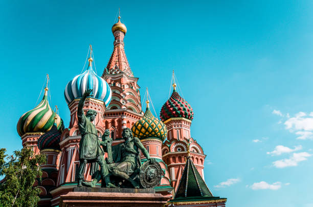 denkmal für minin und pozharsky und basiliuskirche - basilius kathedrale stock-fotos und bilder