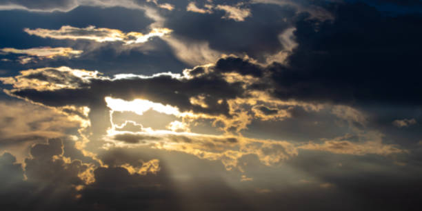 ciel flou sombre, ciel et rayon de soleil pour le fond, ciel dramatique avec rayon de soleil - dramatic sky dusk night sustainable resources photos et images de collection