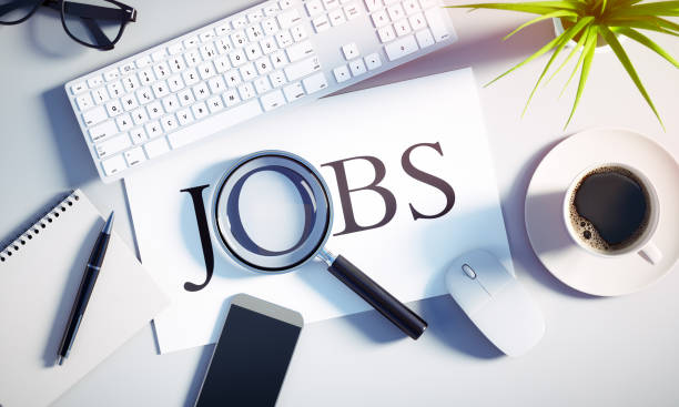 vista superior de un escritorio blanco - búsqueda de trabajos conceptuales - unemployment rate fotografías e imágenes de stock