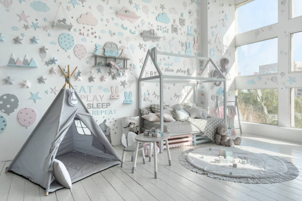 kinderzimmer mit heller inneneinrichtung in der wohnung - tipi bett stock-fotos und bilder