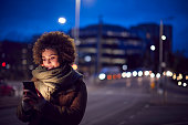 frau-auf-der-city-street-in-der-nacht-be