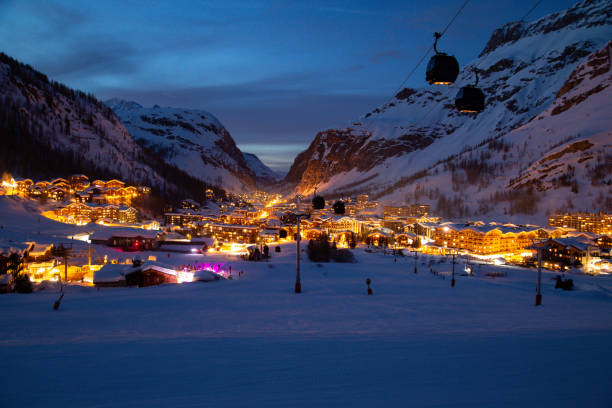 французский горнолыжный курорт зимой ночью - val disere стоковые фото и изображения