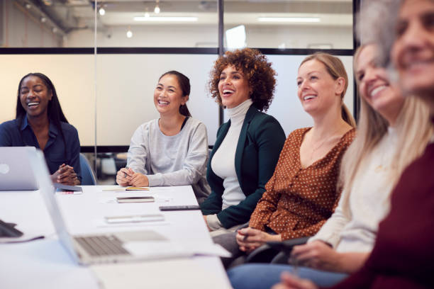 현대 사무실에서 동료에 의해 프리젠 테이션을 듣고 비즈니스 여성의 라인 - 여성 뉴스 사진 이미지
