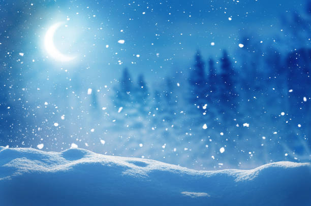 зимний фон . с рождеством христовым и с новым годом поздравительная открытка с копировальной открыткой. рождественский ночной пейзаж с лун� - snowing snow snowflake night стоковые фото и изображения
