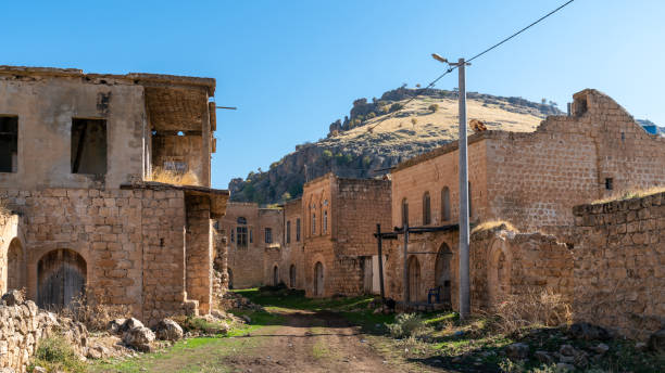 abandoned syriac village of killit dereici, near savur town, in the southeastern turkey - killit imagens e fotografias de stock