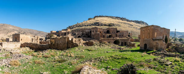 abandoned syriac village of killit dereici, near savur town, in the southeastern turkey - killit imagens e fotografias de stock