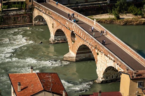 ponte pietra - steinbrücke und fluss etsch in verona italien - verona italy bridge ponte pietra italy stock-fotos und bilder