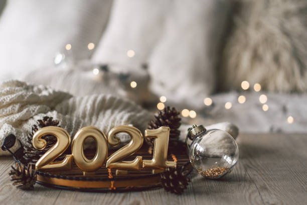 bonne nouvelle année 2021. fond de noël avec le sapin, les cônes et les décorations de noël - candle christmas tree candlelight christmas ornament photos et images de collection