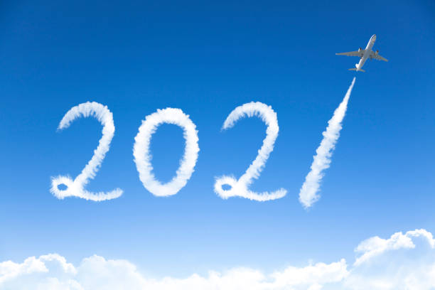 幸せな新年2021コンセプト。空の飛行機で雲の描画 - year 2012 ストックフォトと画像