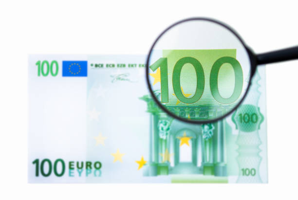 verificando uma conta de cem euros - one hundred euro banknote - fotografias e filmes do acervo