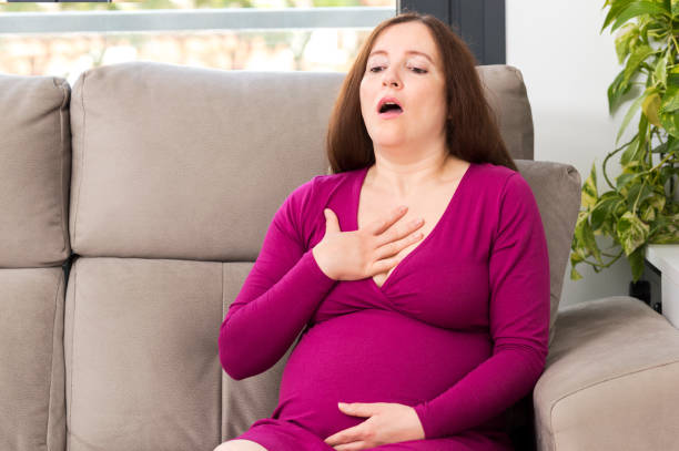 mujer embarazada con sin aliento - ahogar fotografías e imágenes de stock
