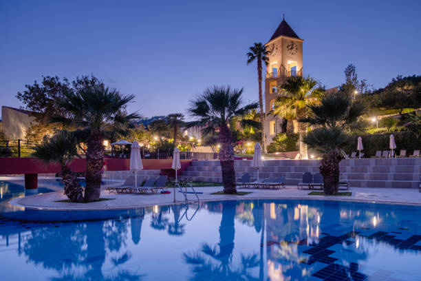 creta grécia, vila do parque candia uma vila de férias de luxo em creta grécia - tourist resort hotel swimming pool night - fotografias e filmes do acervo