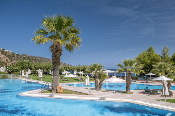 creta grécia, vila do parque candia uma vila de férias de luxo em creta grécia - tourist resort hotel swimming pool night - fotografias e filmes do acervo