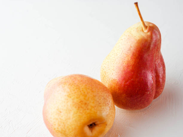 poires fraîches mûres. aliments végétaliens sains. - bartlett pear red pear two objects photos et images de collection