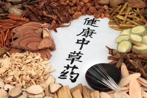 herbes chinoises pour une bonne santé - acupuncture chinese medicine medicine chinese script photos et images de collection