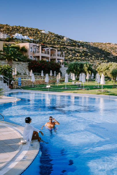 creta grécia, vila do parque candia uma vila de férias de luxo em creta grécia - tourist resort hotel swimming pool night - fotografias e filmes do acervo